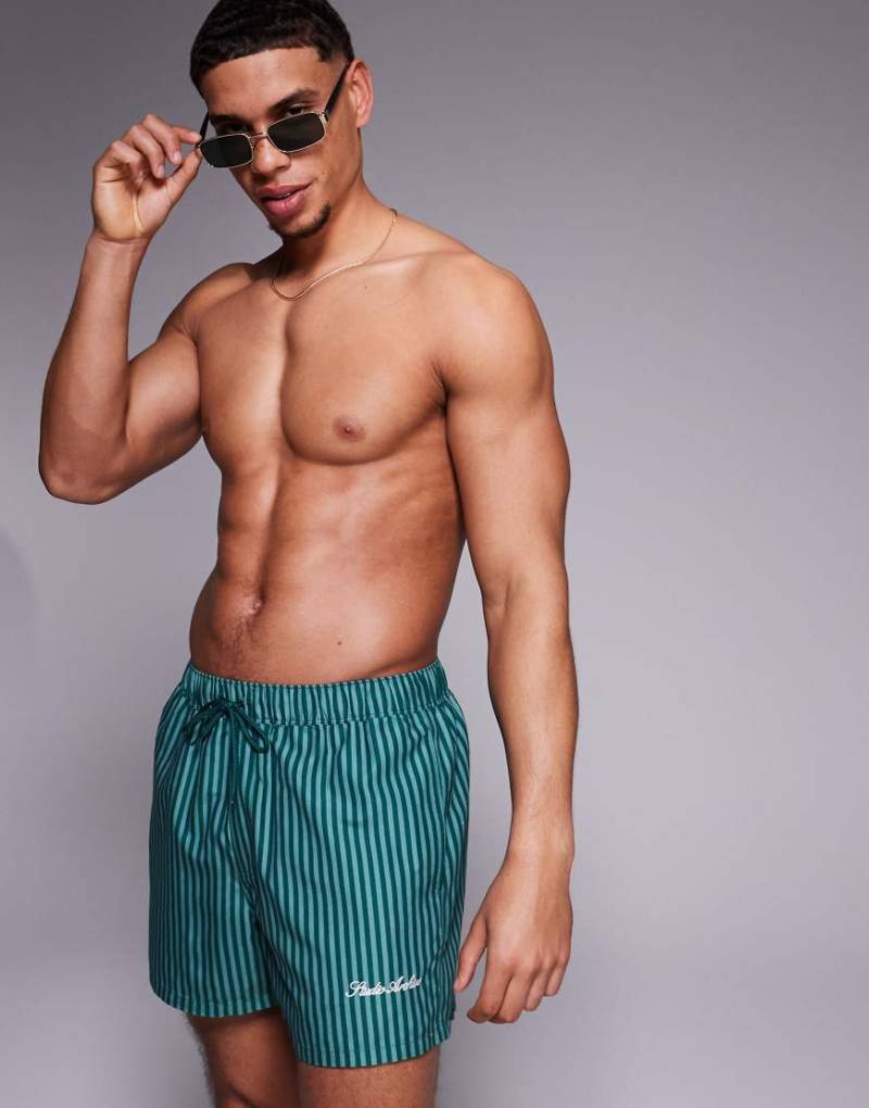 ASOS DESIGN - Badeshorts in Grün gestreift mit kürzerer Länge und spezifischem Print von ASOS DESIGN