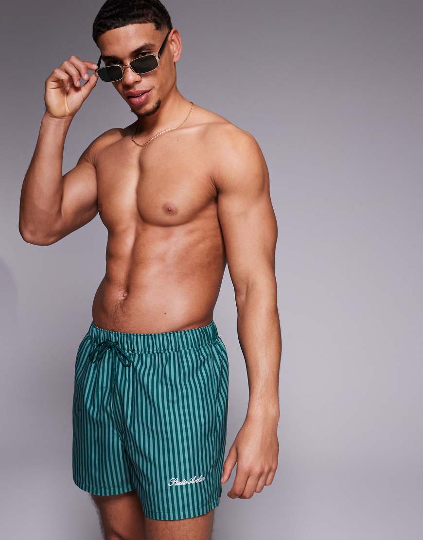 ASOS DESIGN - Badeshorts in Grün gestreift mit kürzerer Länge und spezifischem Print ASOS DESIGN - Badeshorts in Grün gestreift mit kürzerer Länge und spezifischem Print von ASOS DESIGN