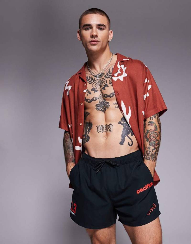 ASOS DESIGN - Badeshorts in Schwarz mit kürzerer Länge und spezifischem Print von ASOS DESIGN