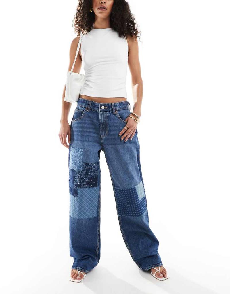 ASOS DESIGN - Baggy-Jeans in Dunkelblau mit floralem Patchwork-Detail von ASOS DESIGN