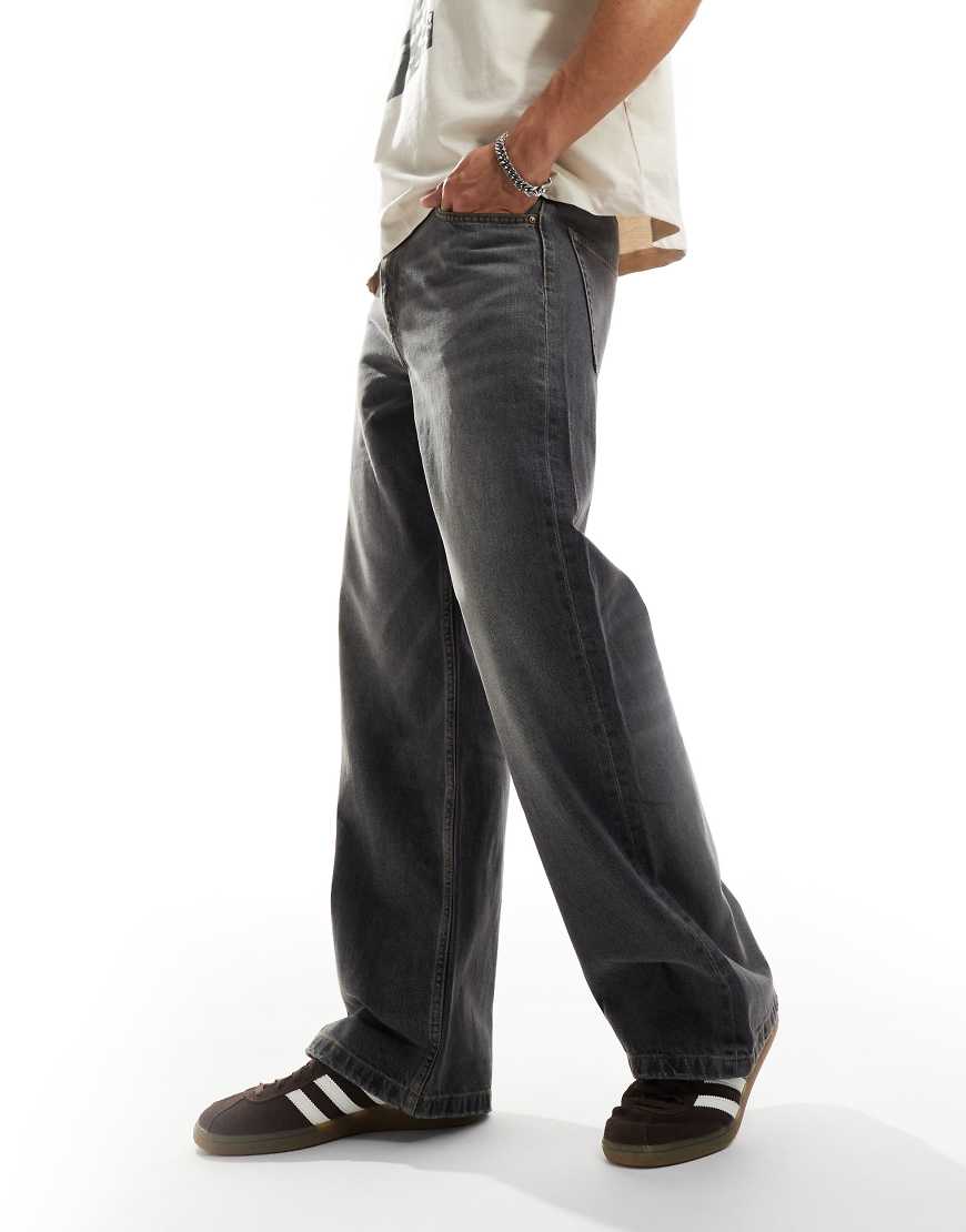 ASOS DESIGN - Baggy-Jeans in grauer Waschung mit weitem Saum von ASOS DESIGN