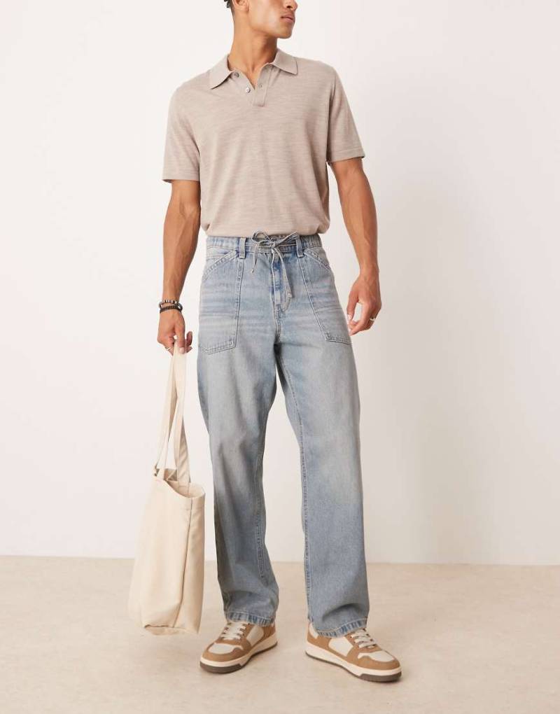 ASOS DESIGN - Baggy-Jeans in hellblau getönter Waschung mit Kordelzug von ASOS DESIGN