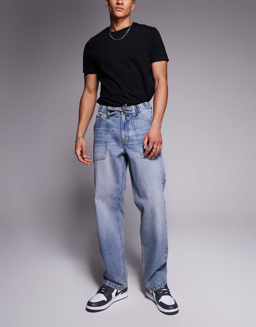 ASOS DESIGN - Baggy-Jeans in hellblau getönter Waschung mit Kordelzug von ASOS DESIGN