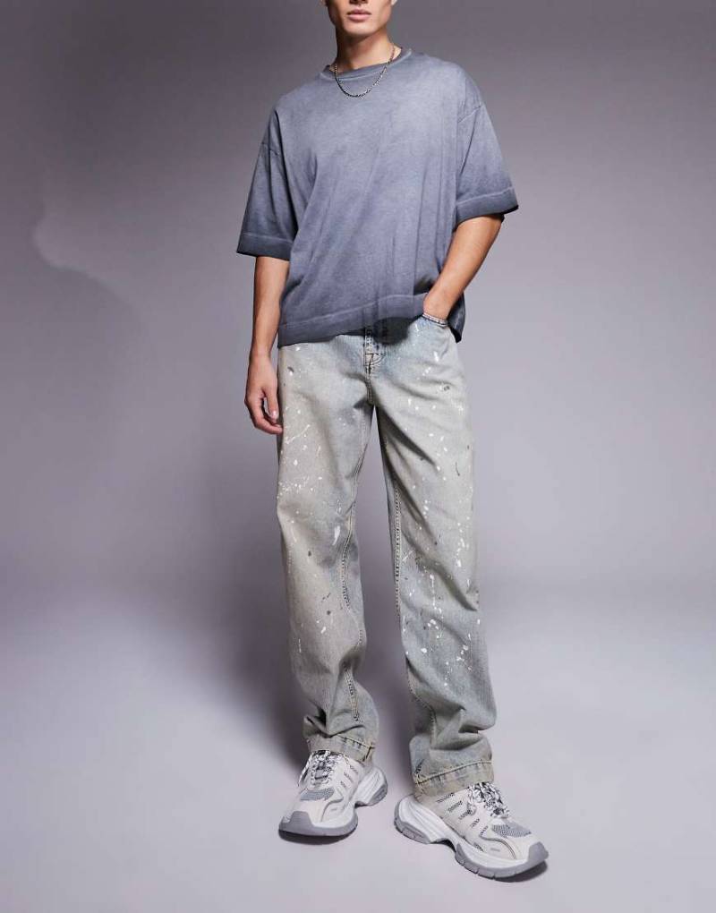 ASOS DESIGN - Baggy-Jeans in hellblauer Waschung mit Farbspritzern von ASOS DESIGN