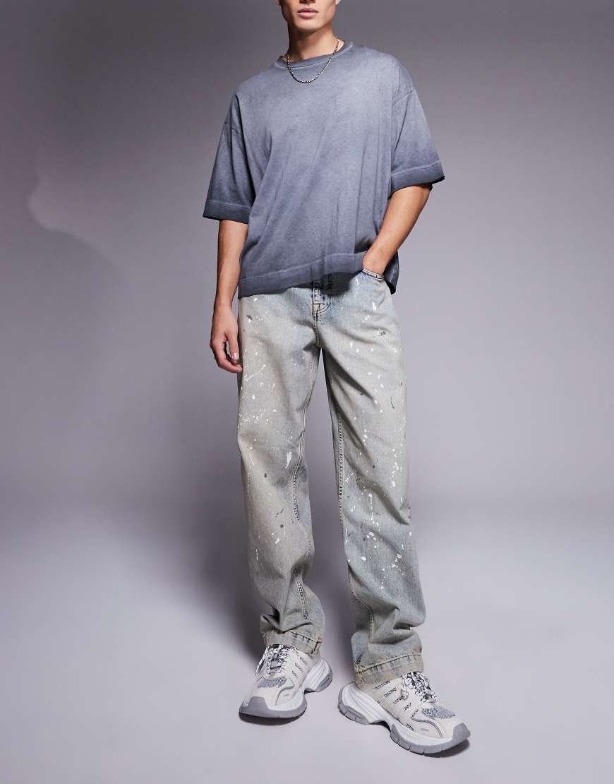 ASOS DESIGN - Baggy-Jeans in hellblauer Waschung mit Farbspritzern von ASOS DESIGN