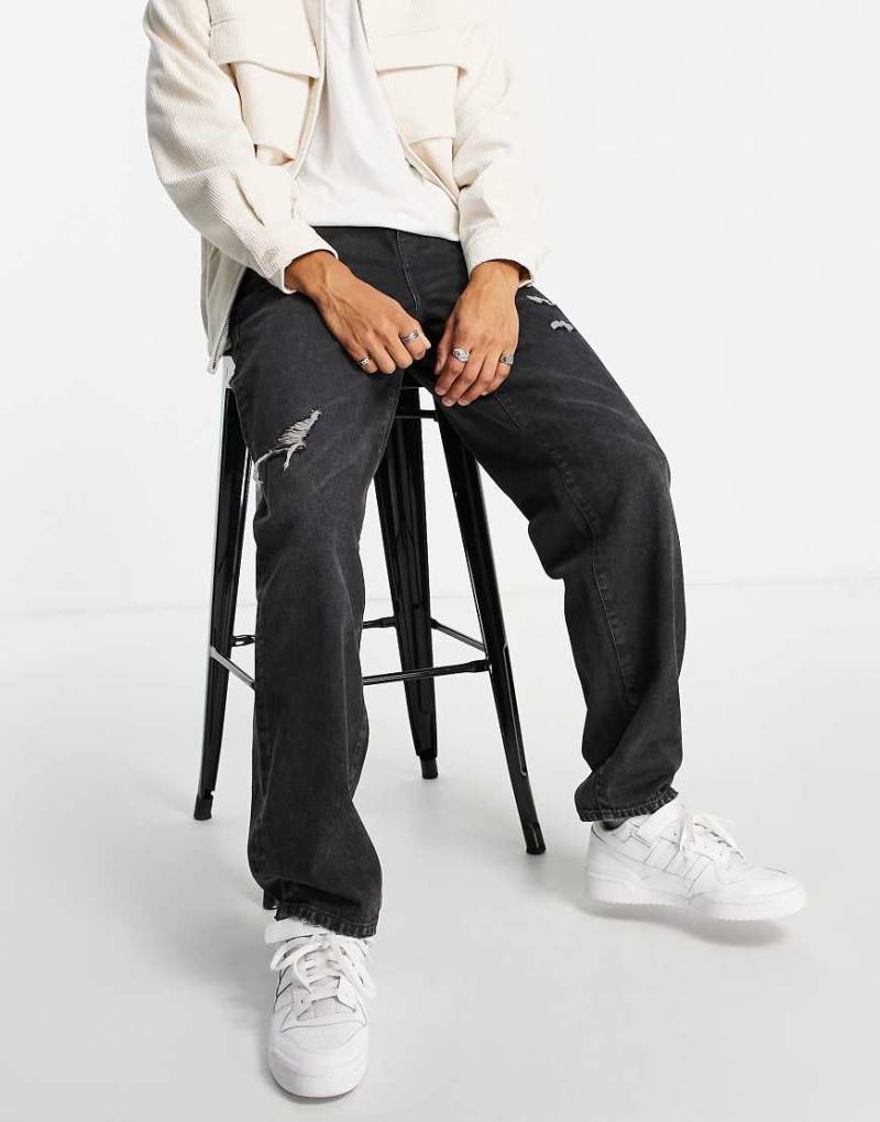 ASOS DESIGN - Baggy-Jeans in schwarzer Waschung mit Abnutzungen von ASOS DESIGN