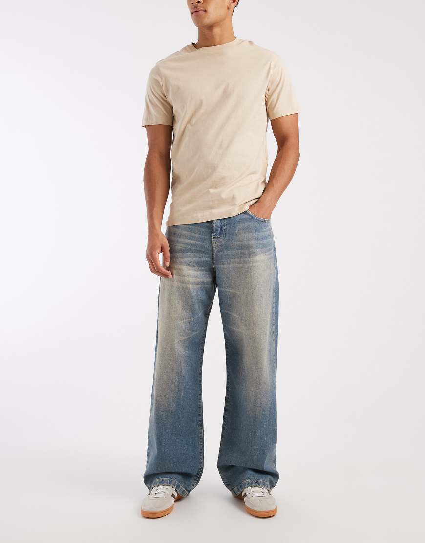 ASOS DESIGN - Baggy-Jeans in verwaschenem Dunkelblau mit gelbem Farbstich und Bindegürtel in der Taille von ASOS DESIGN