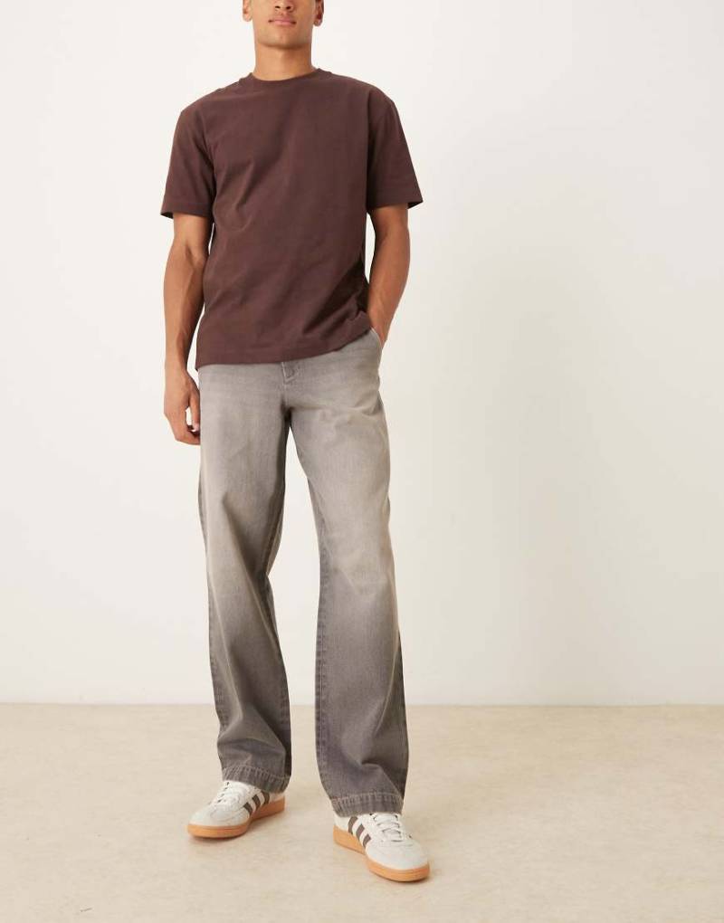 ASOS DESIGN - Baggy-Jeans in verwaschenem Grau mit Braun-Tönung von ASOS DESIGN
