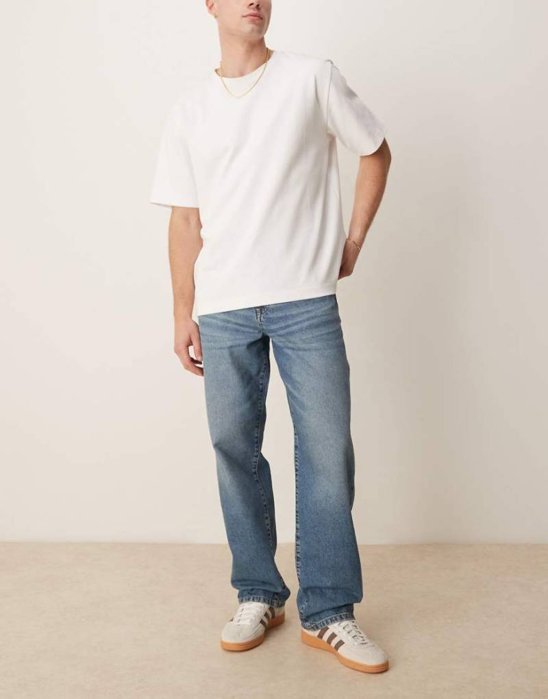 ASOS DESIGN - Baggy-Jeans in verwaschenem Mittelblau von ASOS DESIGN