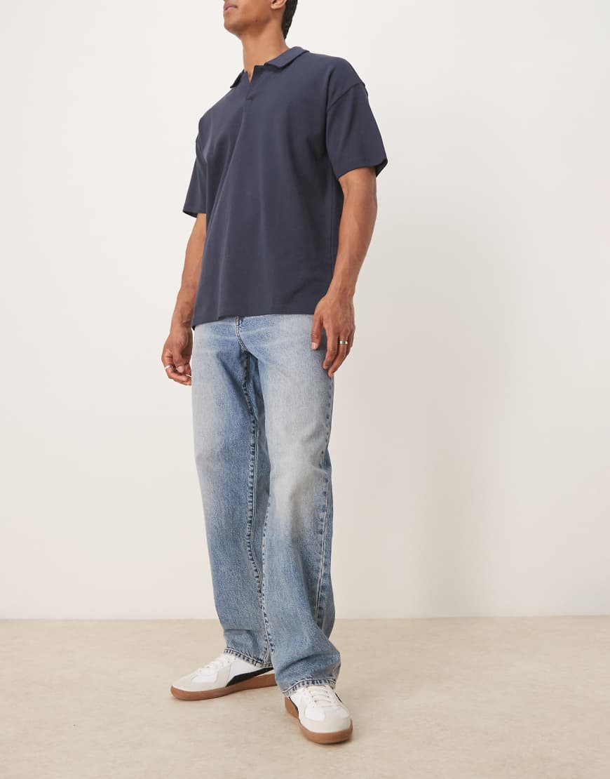 ASOS DESIGN - Baggy-Jeans in verwaschenem Mittelblau von ASOS DESIGN