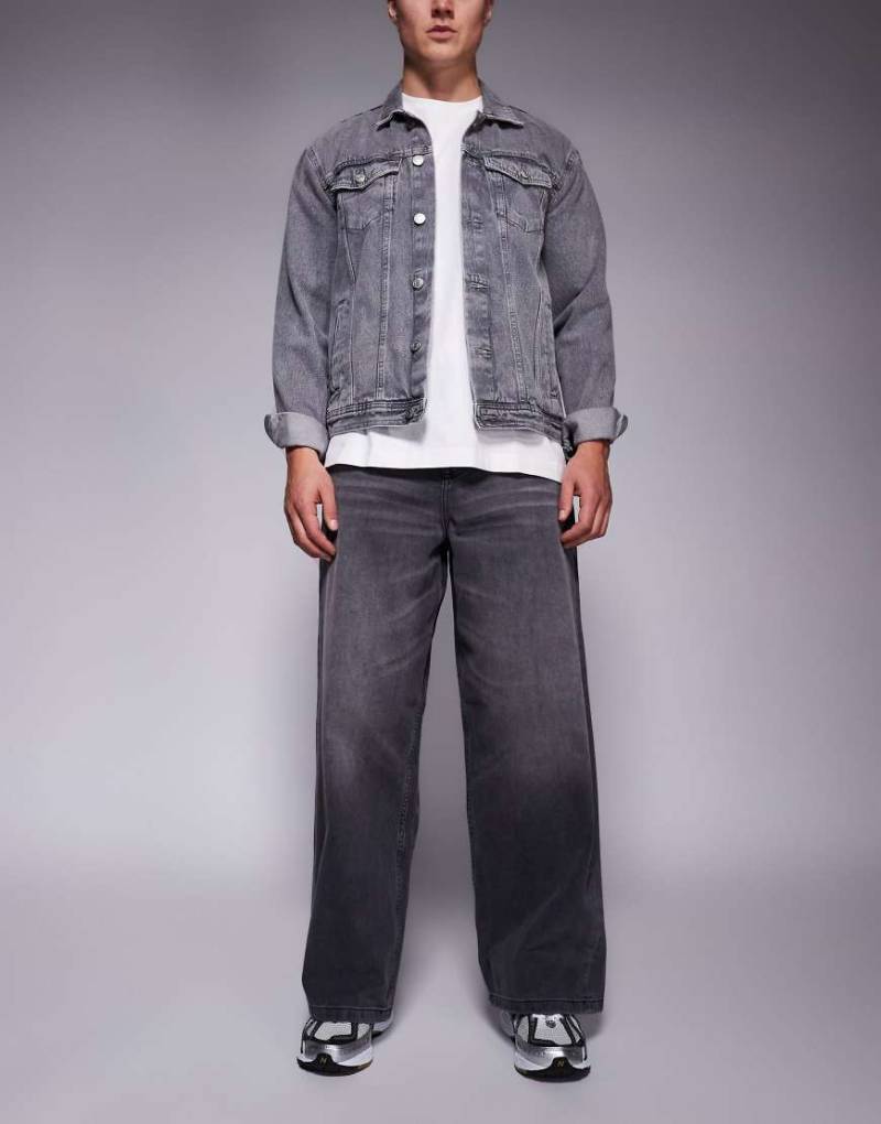 ASOS DESIGN - Baggy-Jeans in verwaschenem Schwarz-Grau von ASOS DESIGN