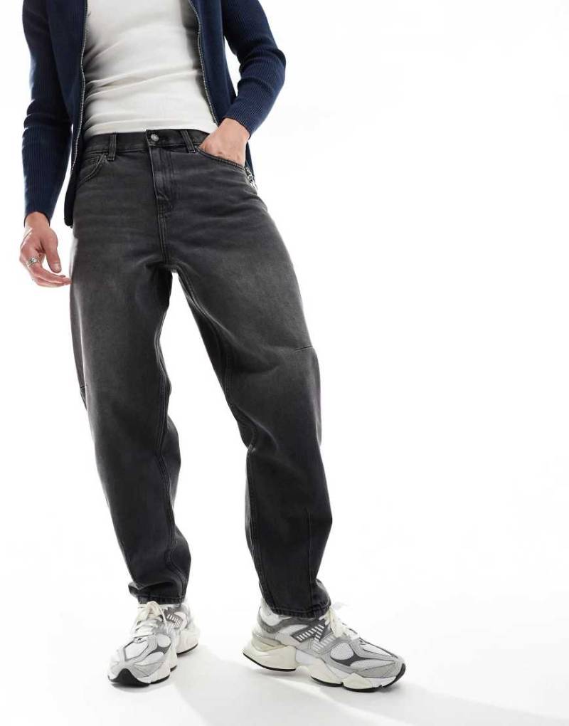 ASOS DESIGN - Baggy-Jeans mit Abnähern in verwaschenem Schwarz von ASOS DESIGN