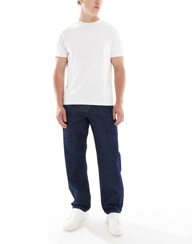 ASOS DESIGN - Baggy Jeans mit Mixed-Animal-Laserprint in Raw Wash-Blau von ASOS DESIGN