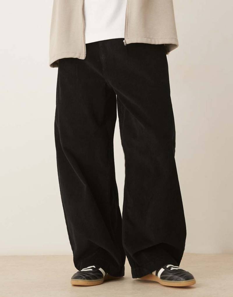 ASOS DESIGN - Baggy Oversize-Cordhose in Schwarz von ASOS DESIGN