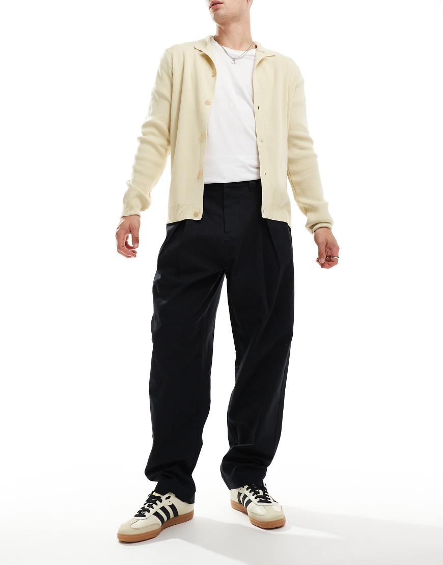 ASOS DESIGN - Ballon-Chinohose in Schwarz mit Bundfalten ASOS DESIGN - Ballon-Chinohose in Schwarz mit Bundfalten von ASOS DESIGN