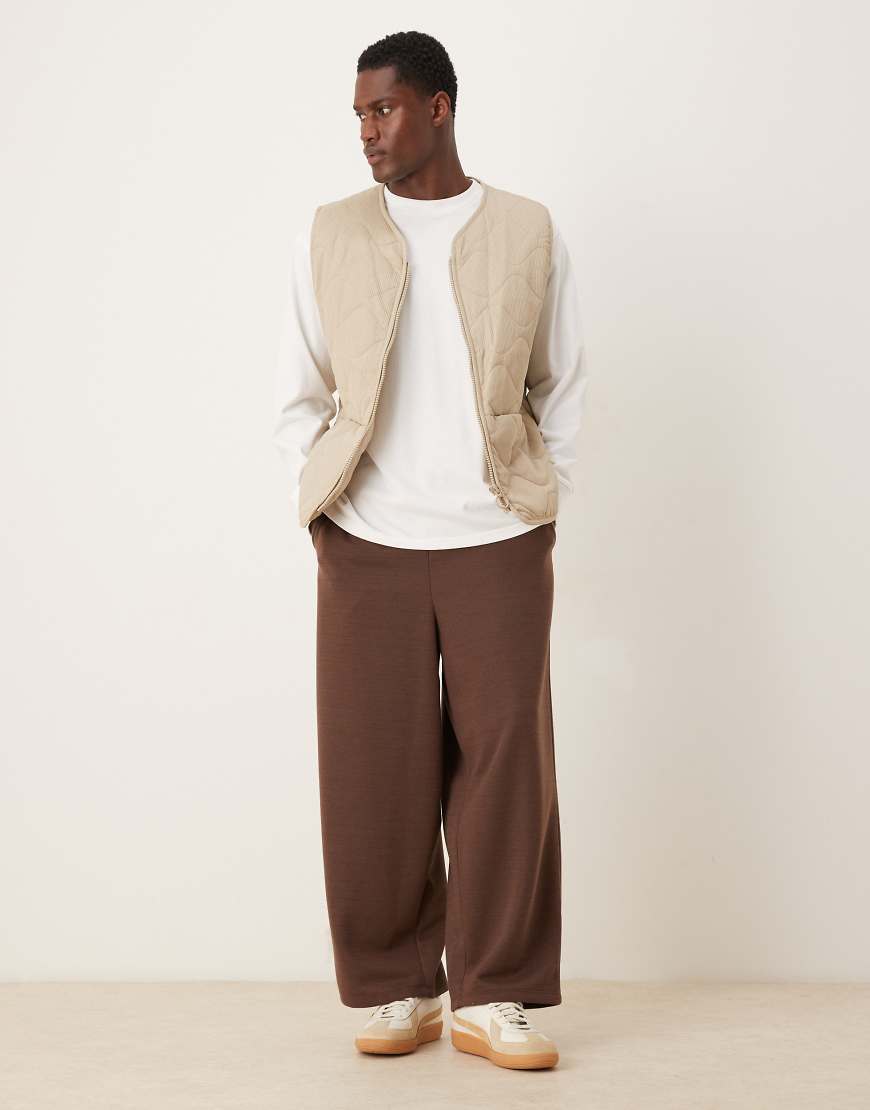 ASOS DESIGN - Ballon-Jogginghose in Braun mit Waffelstruktur und gewebtem Aufnäher-Brown von ASOS DESIGN