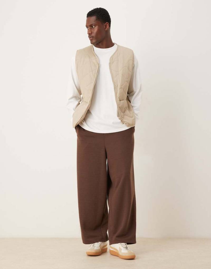 ASOS DESIGN - Ballon-Jogginghose in Braun mit Waffelstruktur und gewebtem Aufnäher-Brown von ASOS DESIGN