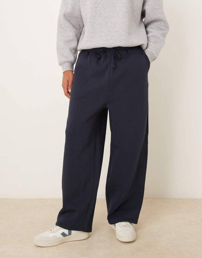 ASOS DESIGN - Locker geschnittene Jogginghose in Marineblau von ASOS DESIGN