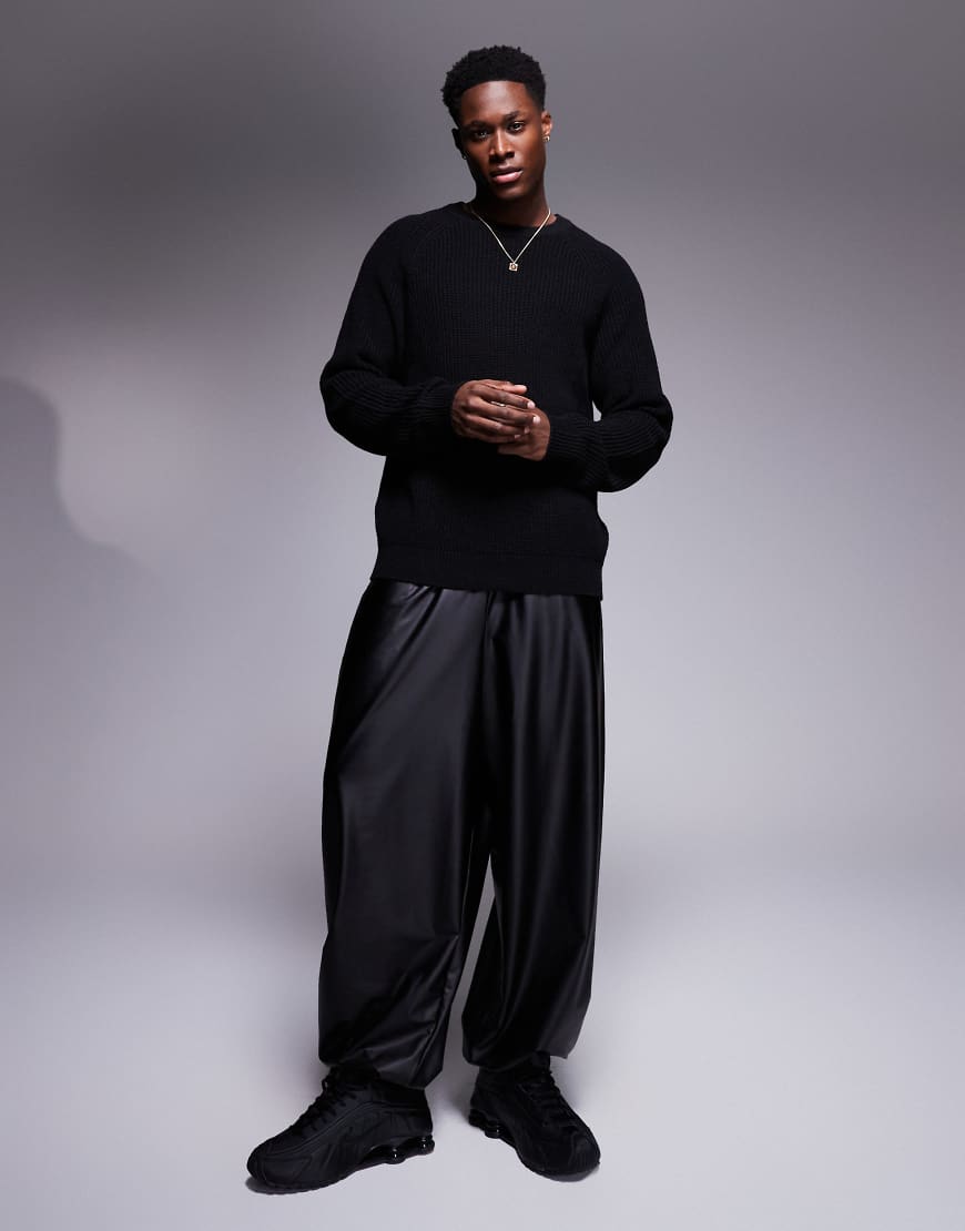 ASOS DESIGN - Jogginghose in schwarzer Lederoptik mit weitem Ballon-Schnitt von ASOS DESIGN