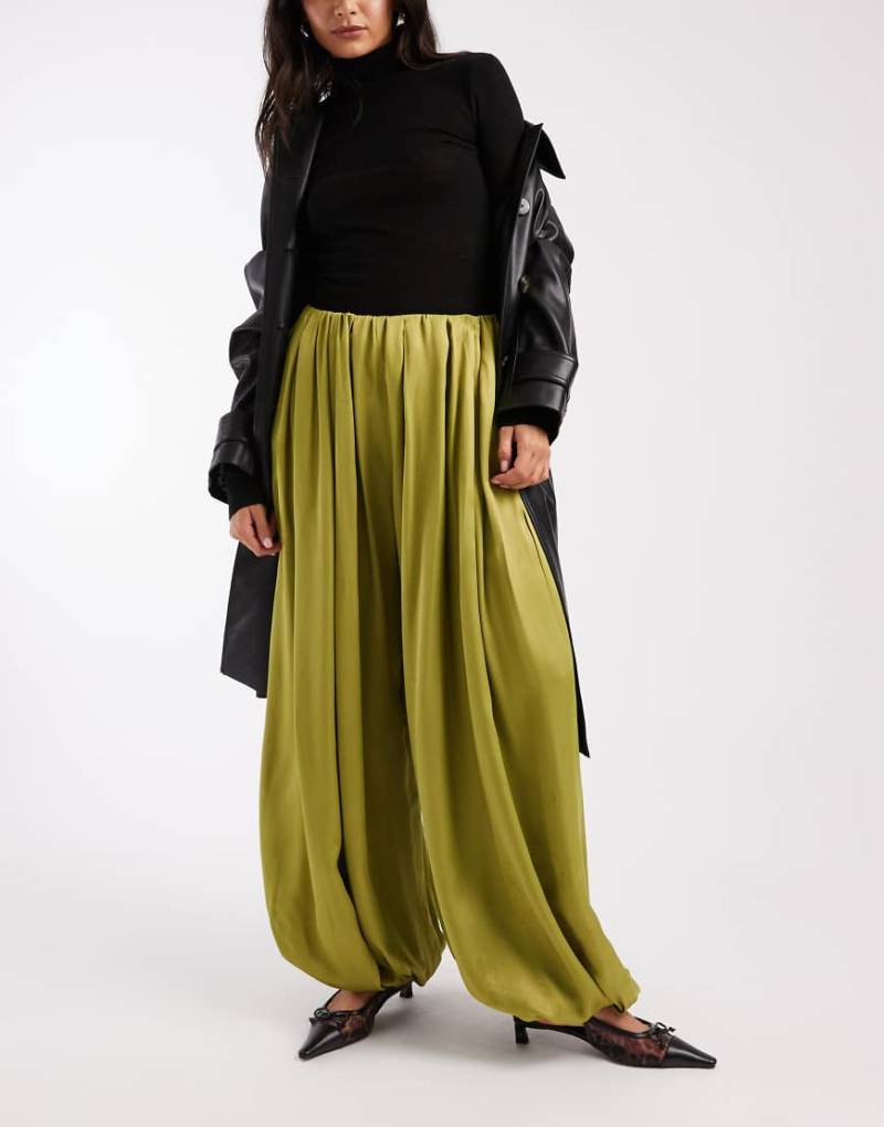 ASOS DESIGN - Ballonhose aus Satin in Olivgrün von ASOS DESIGN