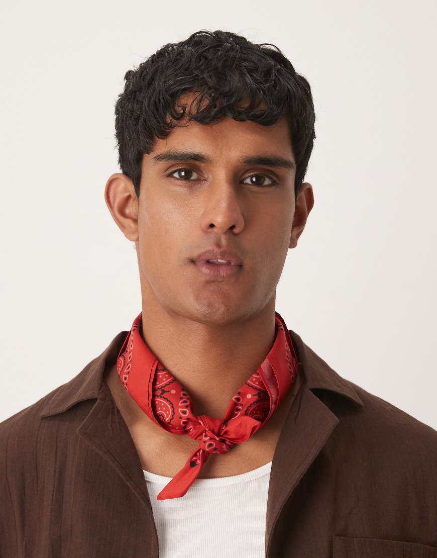 ASOS DESIGN - Bandana mit Paisleymuster in Rot und Weiß von ASOS DESIGN