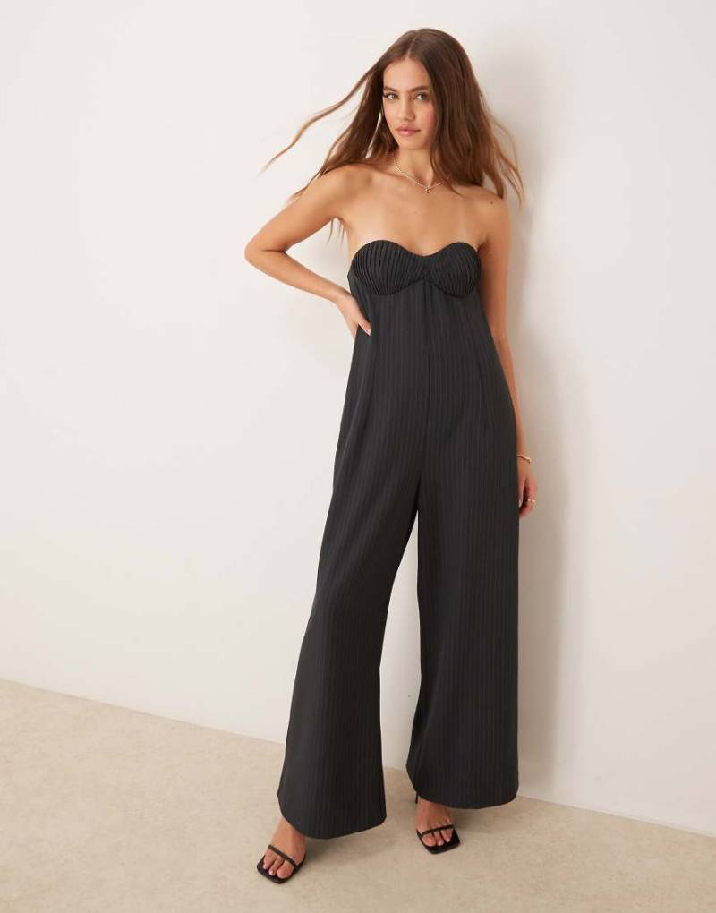 ASOS DESIGN - Bandeau-Jumpsuit mit grauem Nadelstreifen, plissierter Brustpartie und weitem Bein von ASOS DESIGN