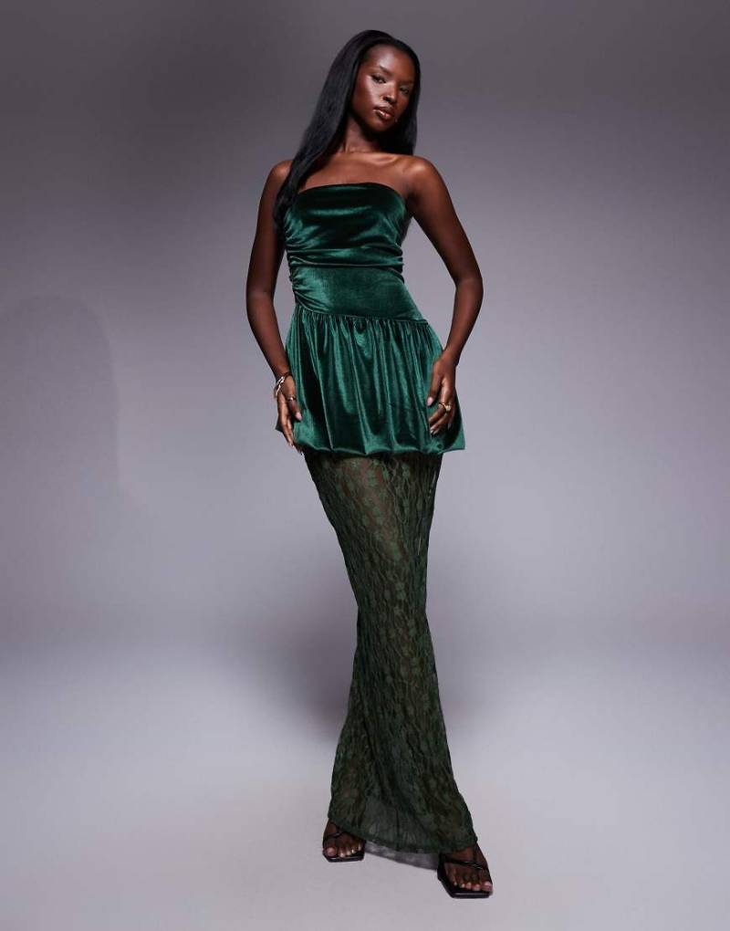 ASOS DESIGN - Bandeau-Midikleid in Grün aus Samt mit Schößchen und Spitzenrock von ASOS DESIGN