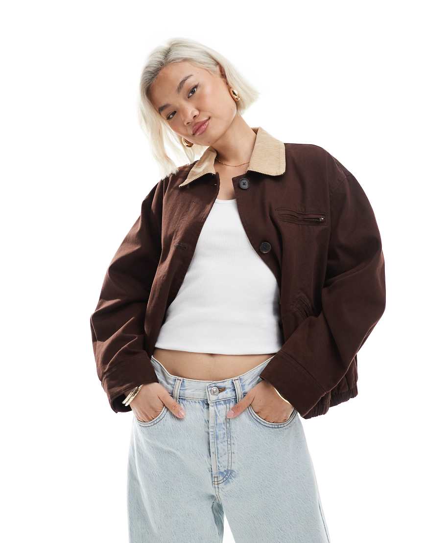 ASOS DESIGN - Barn-Bomberjacke in Schokobraun mit Kragen in Steinbeige von ASOS DESIGN