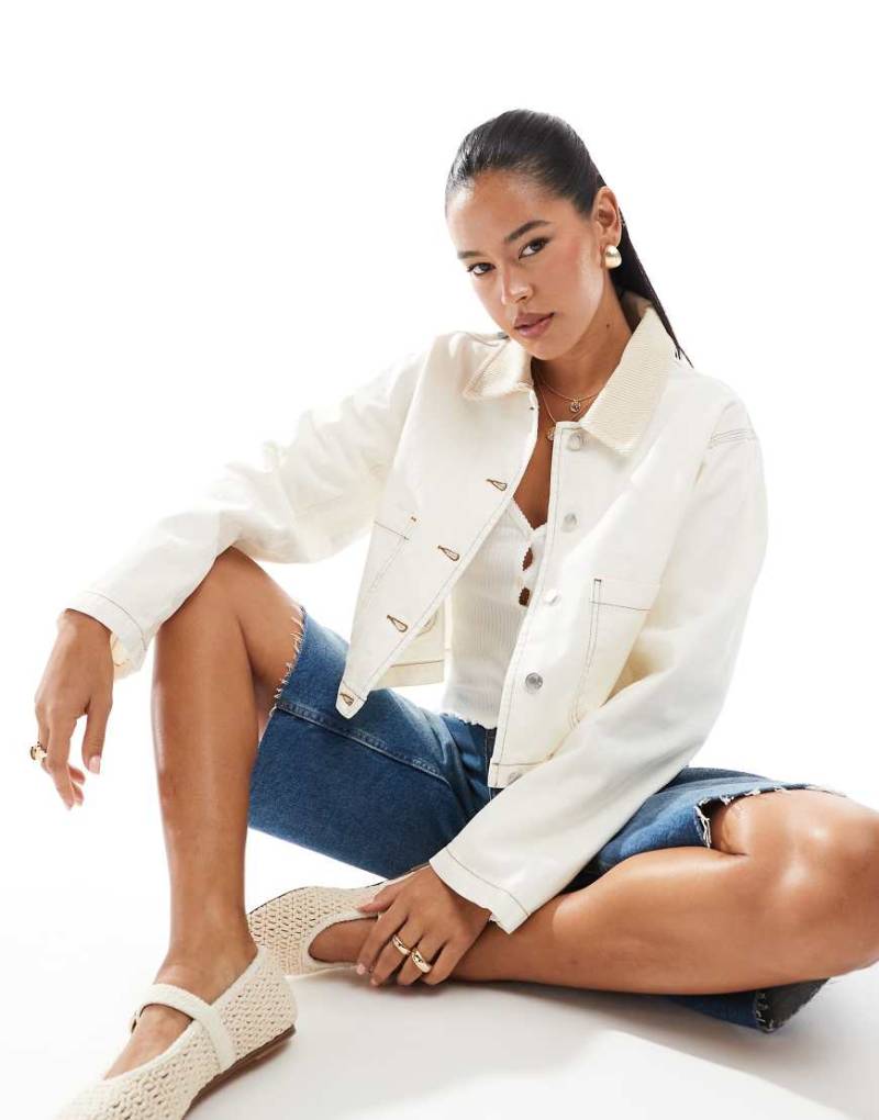 ASOS DESIGN - Barn-Jacke aus Denim in Ecru mit Cropped-Schnitt-Weiß von ASOS DESIGN