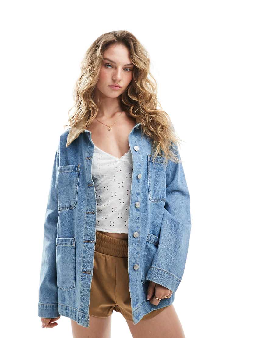 ASOS DESIGN - Barn-Jacke aus Denim in mittelblauer Waschung mit kontrastierendem Kragen von ASOS DESIGN