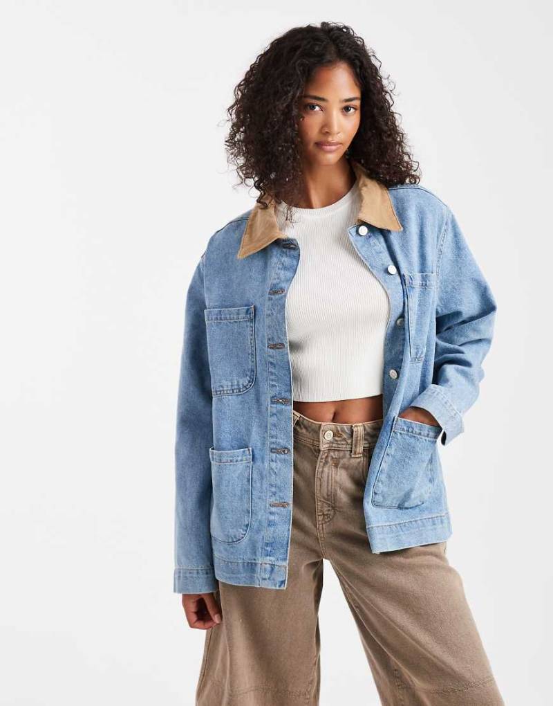 ASOS DESIGN - Barn-Jacke aus Denim in mittelblauer Waschung mit kontrastierendem Kragen von ASOS DESIGN