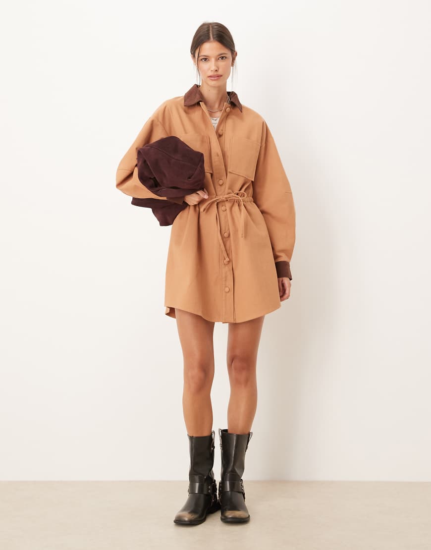 ASOS DESIGN - Minikleid im Barn-Jacket-Stil aus schwerem Twillstoff in Hellbraun mit geraffter Taille-Brown von ASOS DESIGN