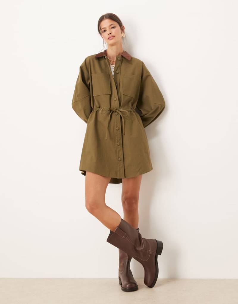 ASOS DESIGN - Minikleid im Barn-Jacket-Stil aus schwerem Twillstoff in Olivgrün mit geraffter Taille von ASOS DESIGN