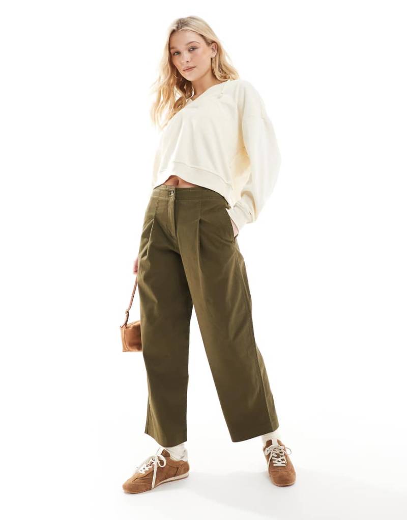 ASOS DESIGN - Barrel-Chinohose in Khaki mit schlichtem Bund-Grün von ASOS DESIGN