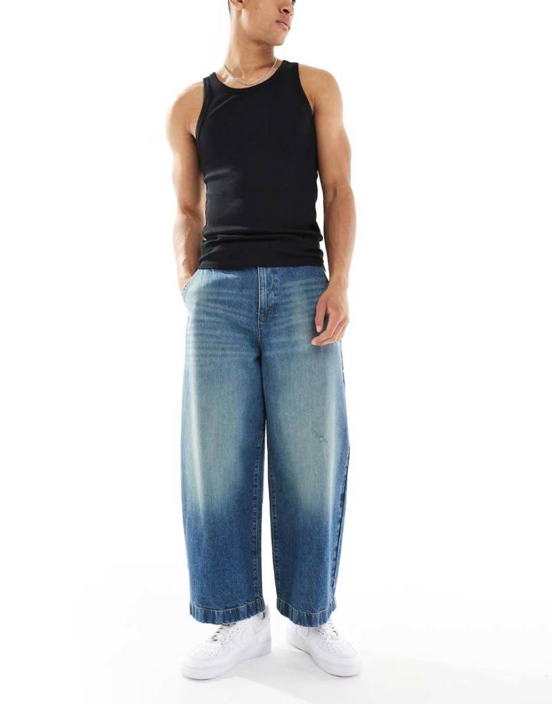ASOS DESIGN - Barrel-Fit-Jeans in mittelblauer Waschung von ASOS DESIGN