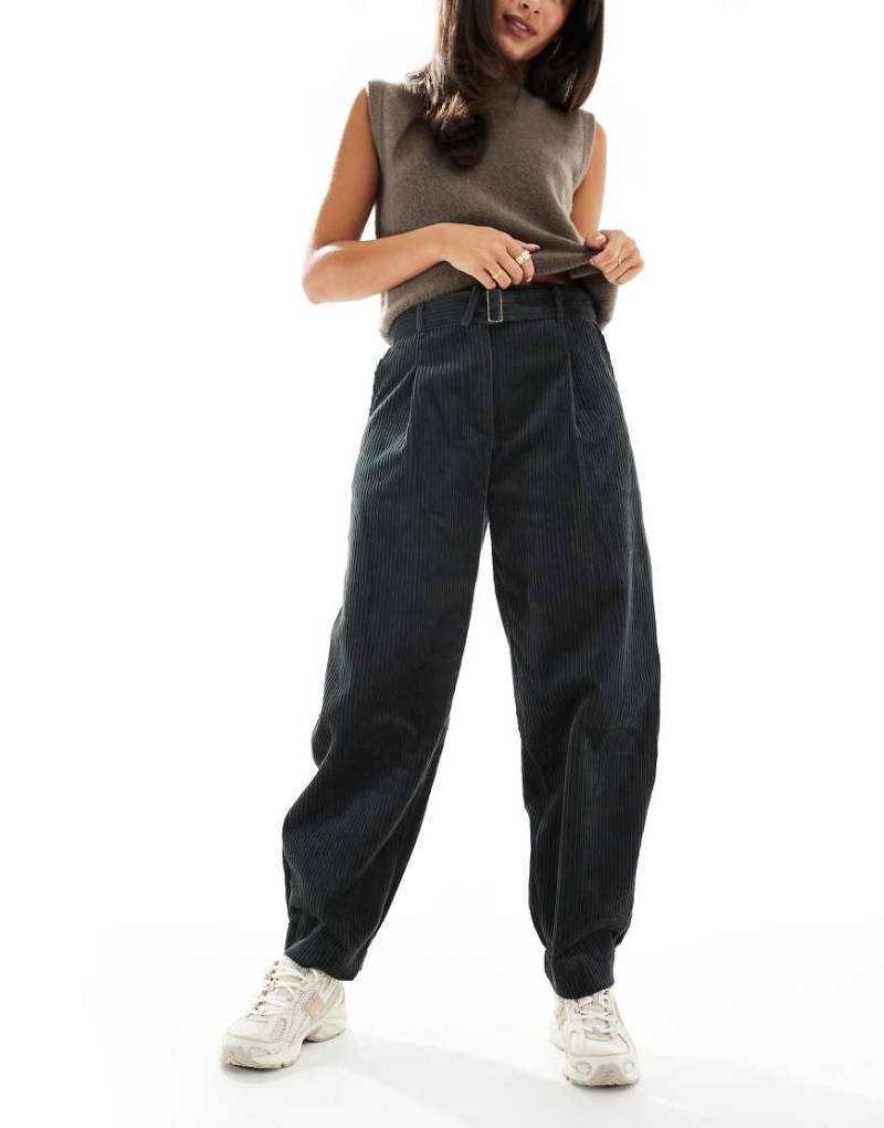 ASOS DESIGN - Barrel-Hose aus Cord in Grau mit Gürtel von ASOS DESIGN
