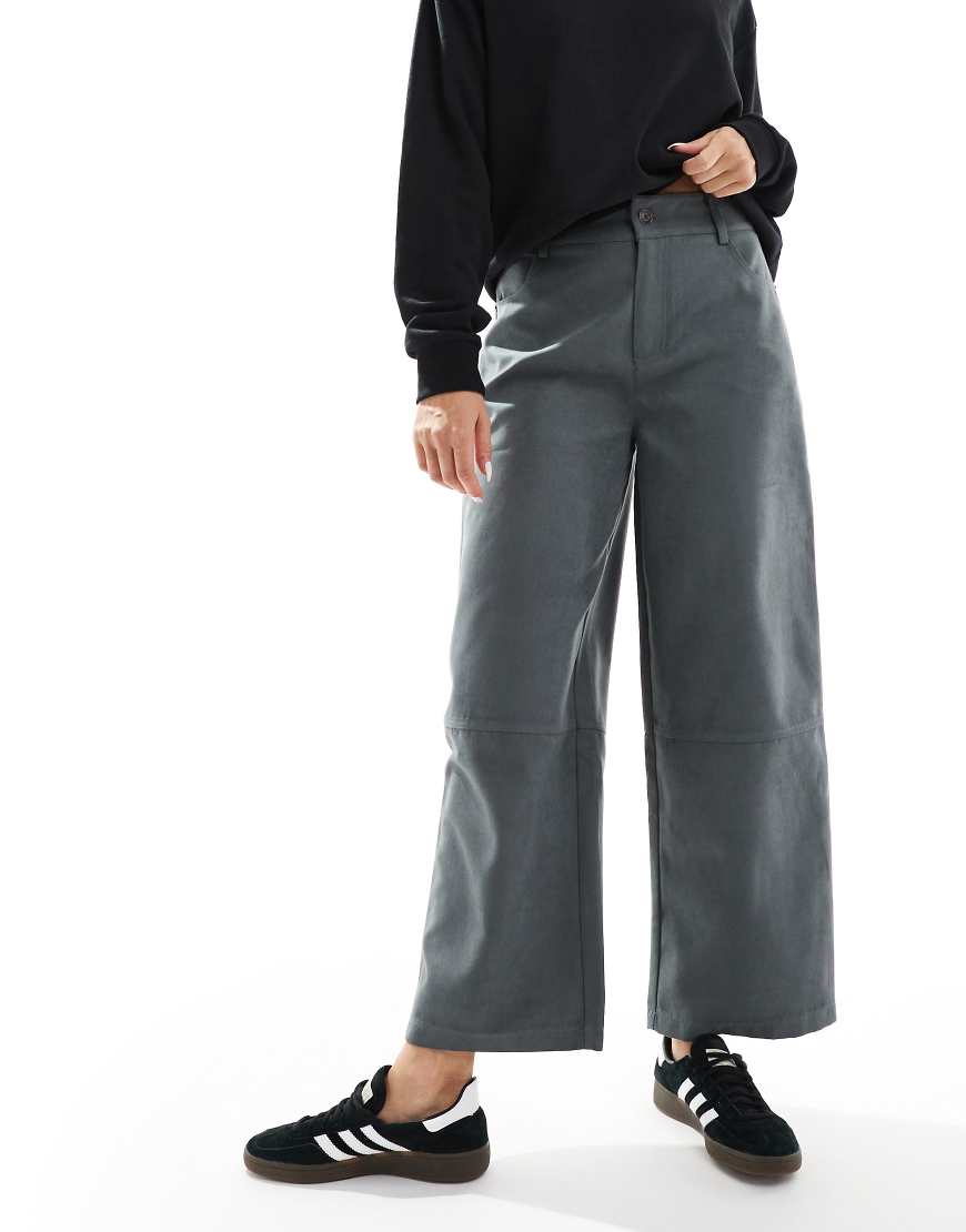 ASOS DESIGN - Barrel-Hose aus Wildlederimitat in Anthrazit-Grau ASOS DESIGN - Barrel-Hose aus Wildlederimitat in Anthrazit-Grau von ASOS DESIGN