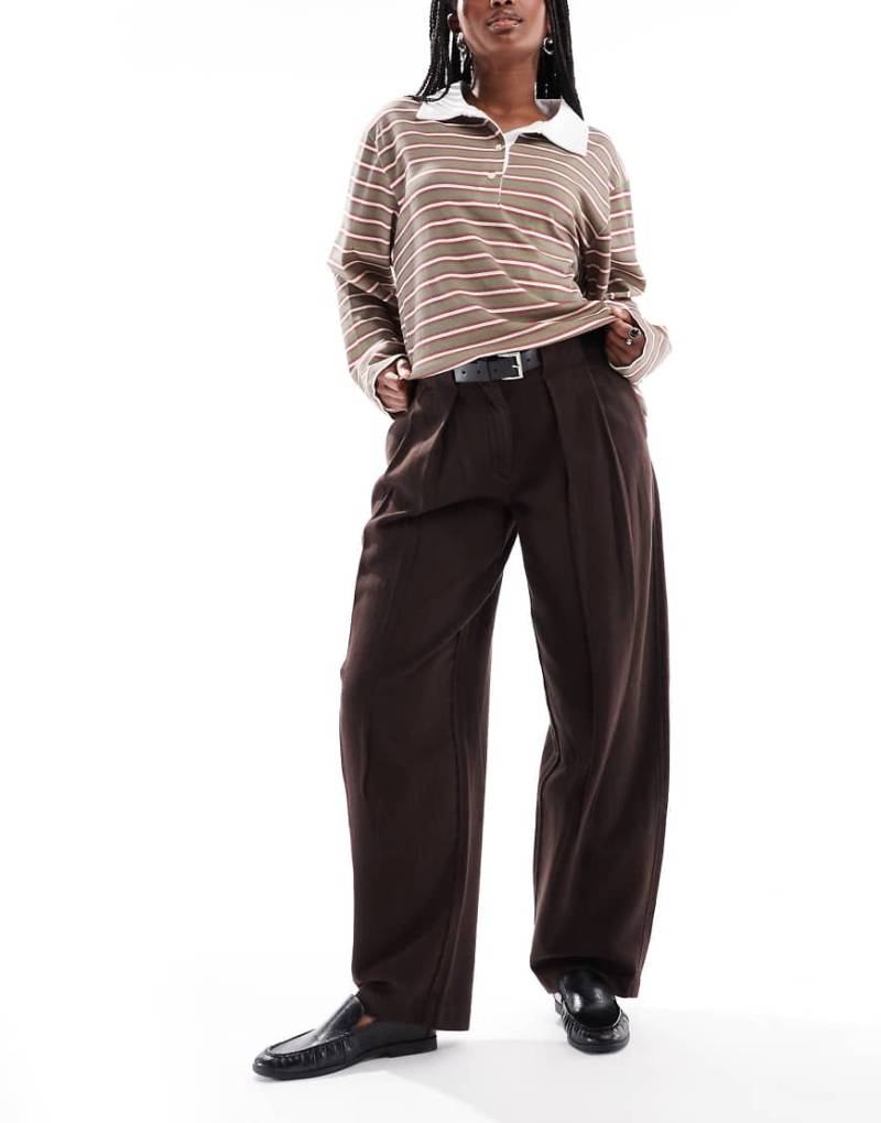 ASOS DESIGN - Barrel-Hose in verwaschenem Braun mit Gürtel-Brown ASOS DESIGN - Barrel-Hose in verwaschenem Braun mit Gürtel-Brown von ASOS DESIGN