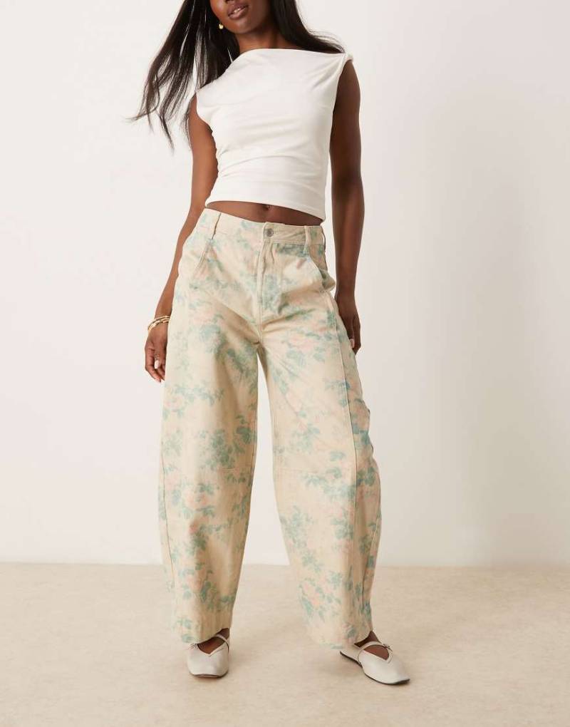ASOS DESIGN - Barrel-Leg-Hose mit Vintage-Blumenmuster und Ziernaht-Bunt von ASOS DESIGN