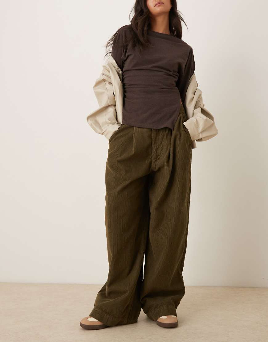 ASOS DESIGN - Barrel-Jeans aus Cord in Khaki mit Bundfalten-Grün von ASOS DESIGN