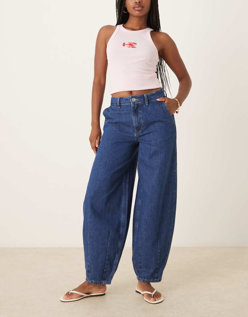 ASOS DESIGN - Barrel-Jeans aus Denim in Mittelblau mit Abnähern am Saum von ASOS DESIGN