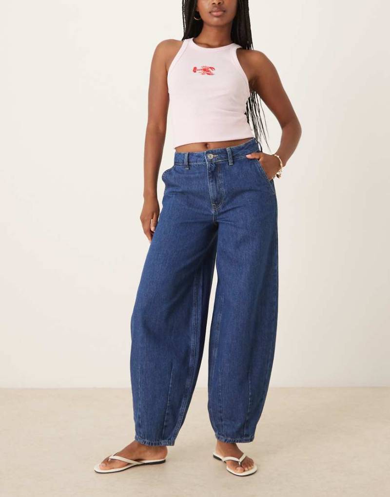 ASOS DESIGN - Barrel-Jeans aus Denim in Mittelblau mit Abnähern am Saum von ASOS DESIGN