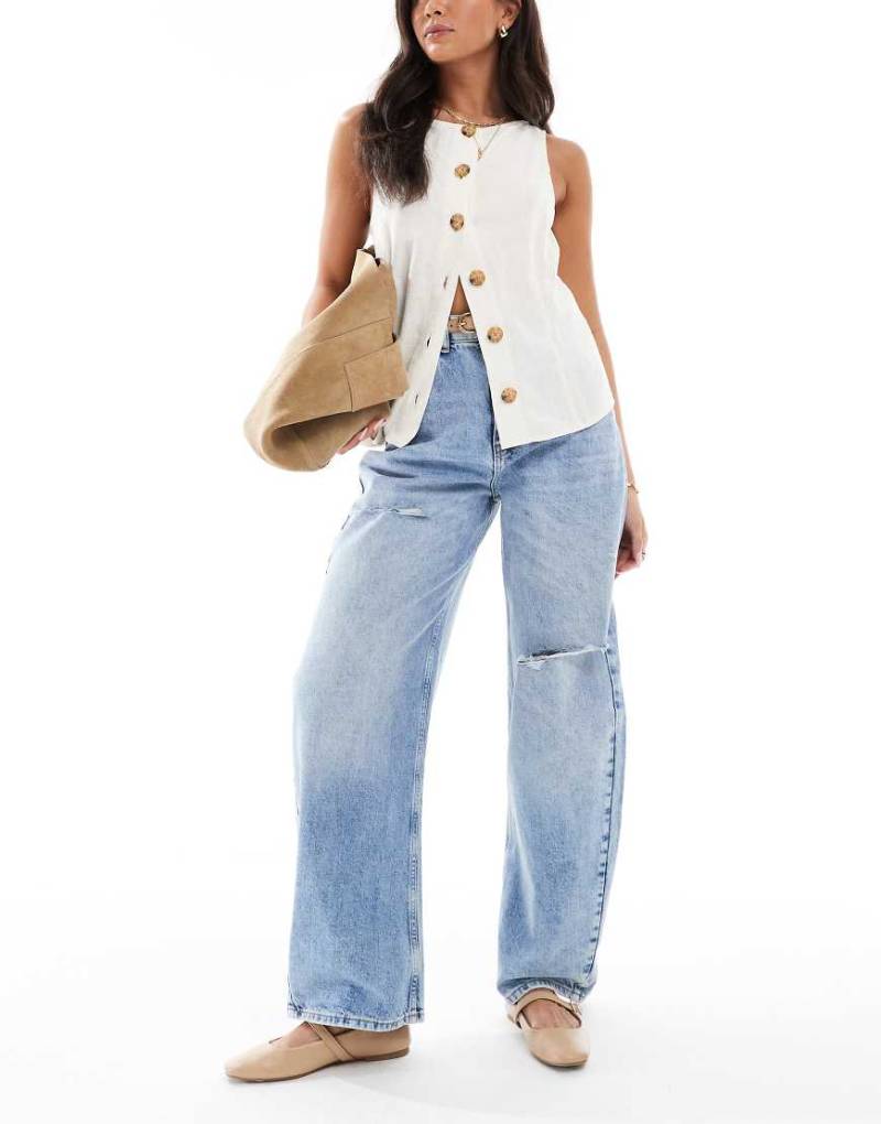 ASOS DESIGN - Jeans in Mittelblau mit abgerundetem Beinschnitt, hohem Bund und Zierrissen von ASOS DESIGN