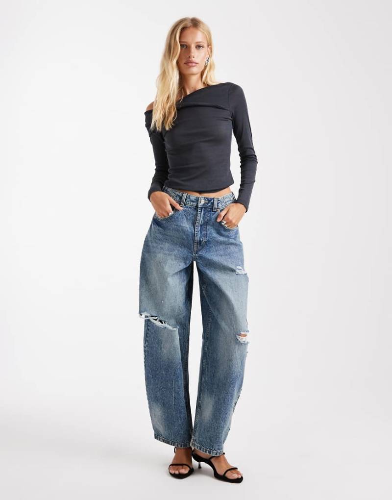 ASOS DESIGN - Barrel-Jeans in Mittelblau mit hohem Bund und Zierrissen von ASOS DESIGN
