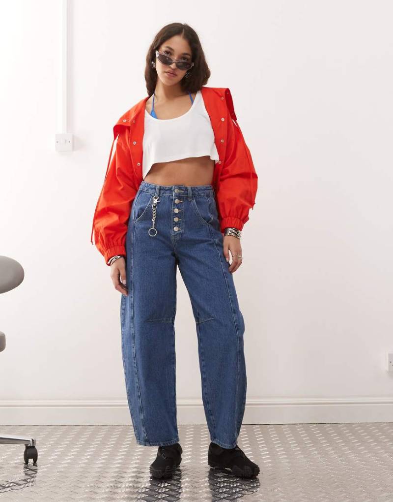 ASOS DESIGN - Barrel-Jeans in Mittelblau mit hohem Bund und geknöpftem Hosenschlitz von ASOS DESIGN