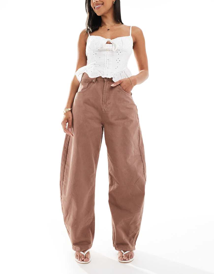ASOS DESIGN - Barrel-Jeans in Mokka mit hohem Bund-Braun von ASOS DESIGN
