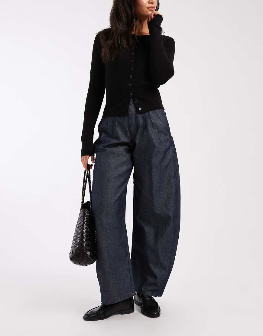ASOS DESIGN - Barrel-Jeans in Rinse-Waschung mit Ziernähten und hohem Bund-Marineblau von ASOS DESIGN