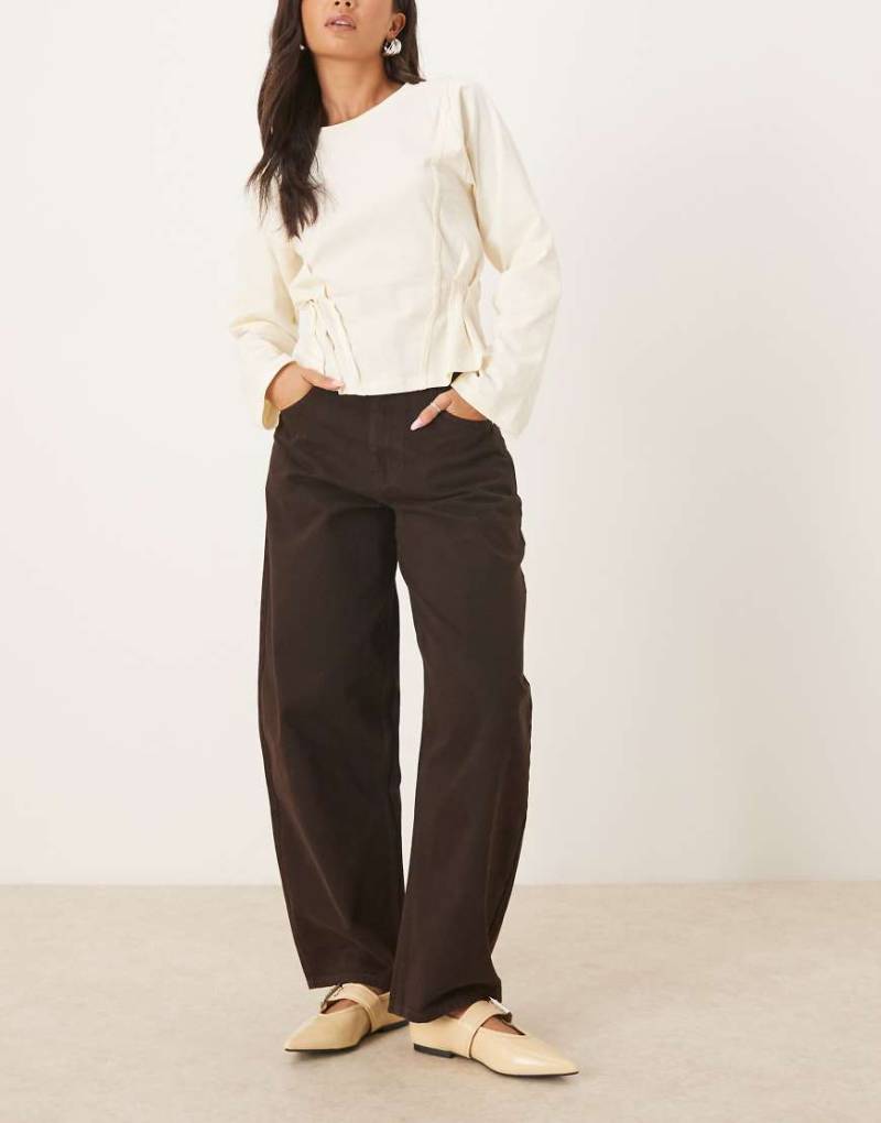 ASOS DESIGN - Barrel-Jeans in Schokobraun mit hohem Bund-Brown von ASOS DESIGN