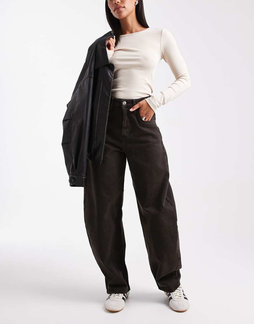 ASOS DESIGN - Barrel-Jeans in Schokobraun mit hohem Bund-Brown von ASOS DESIGN