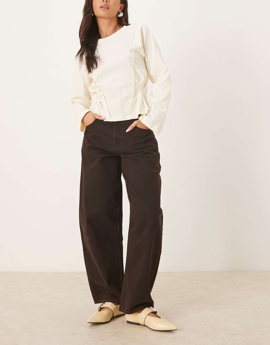 ASOS DESIGN - Barrel-Jeans in Schokobraun mit hohem Bund-Brown von ASOS DESIGN